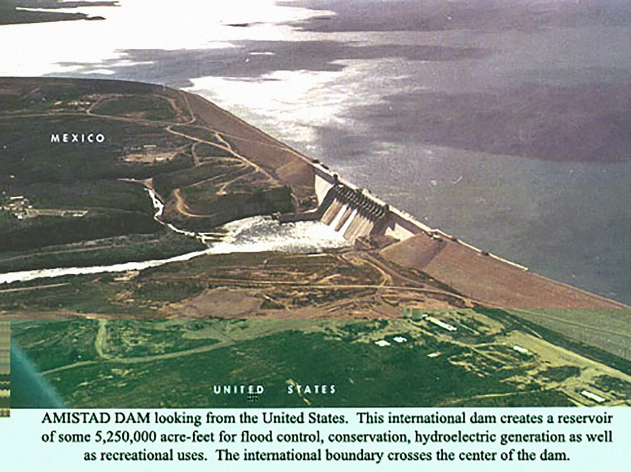 La línea fronteriza cruza justo el centro de la represa. El río Grande (o río Bravo para los mexicanos) y la represa Amistad ocupan una buena parte de la extensa línea fronteriza entre EEUU y México entre los océanos Atlántico y Pacifico.