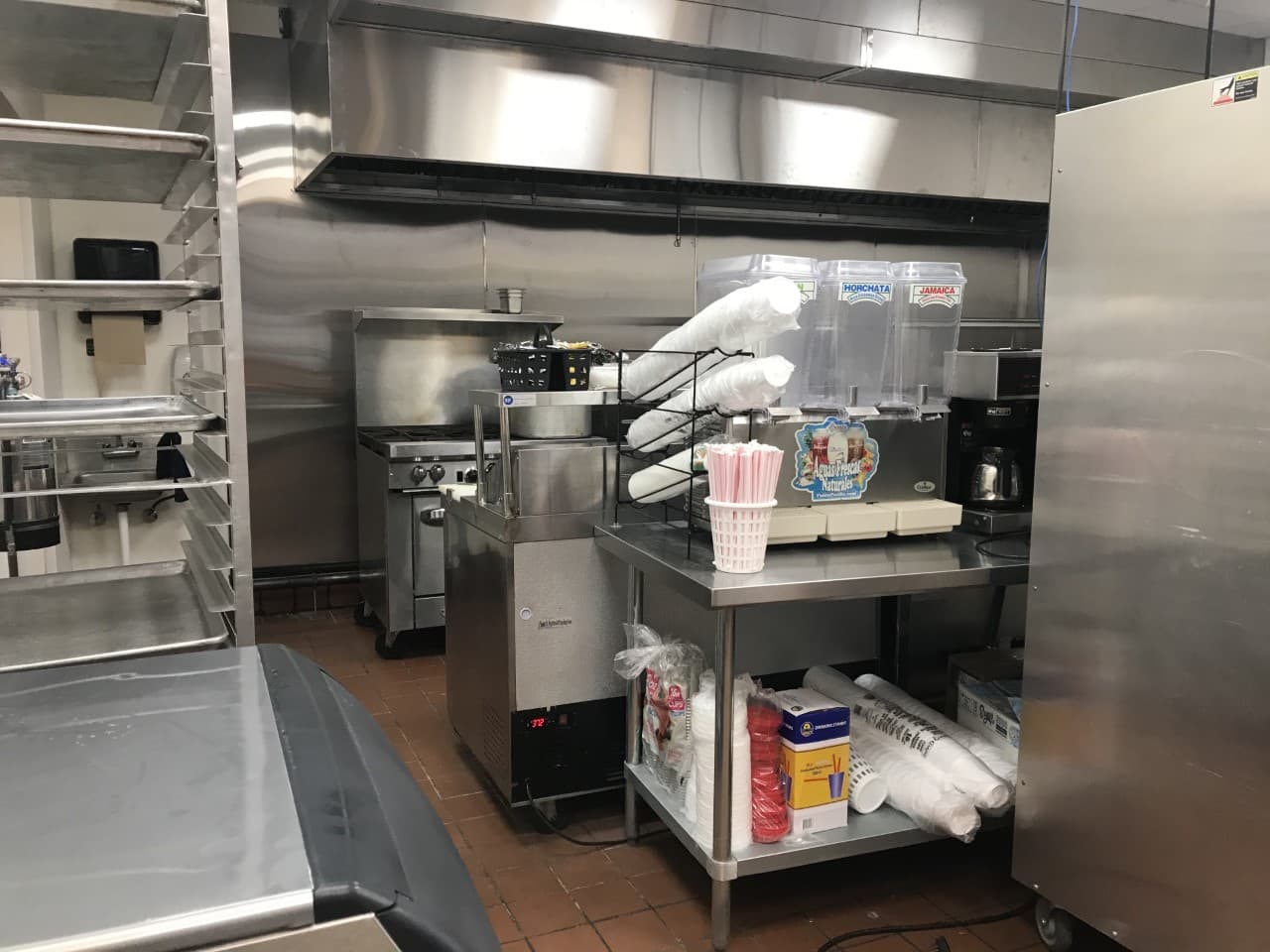 El seguro, los ahorros y las tarjetas de crédito dice, le permitieron sobrevivir y levantar su negocio. Un año le ha tomado.