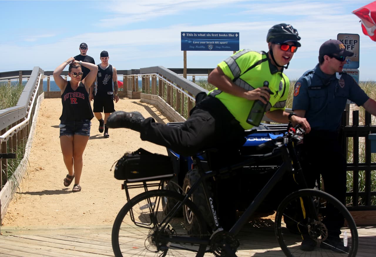 Residentes del pueblo de Seaside Heights, New Jersey, disfrutaron de un fin de semana soleado en la playa, en medio de la pandemia el coronavirus.