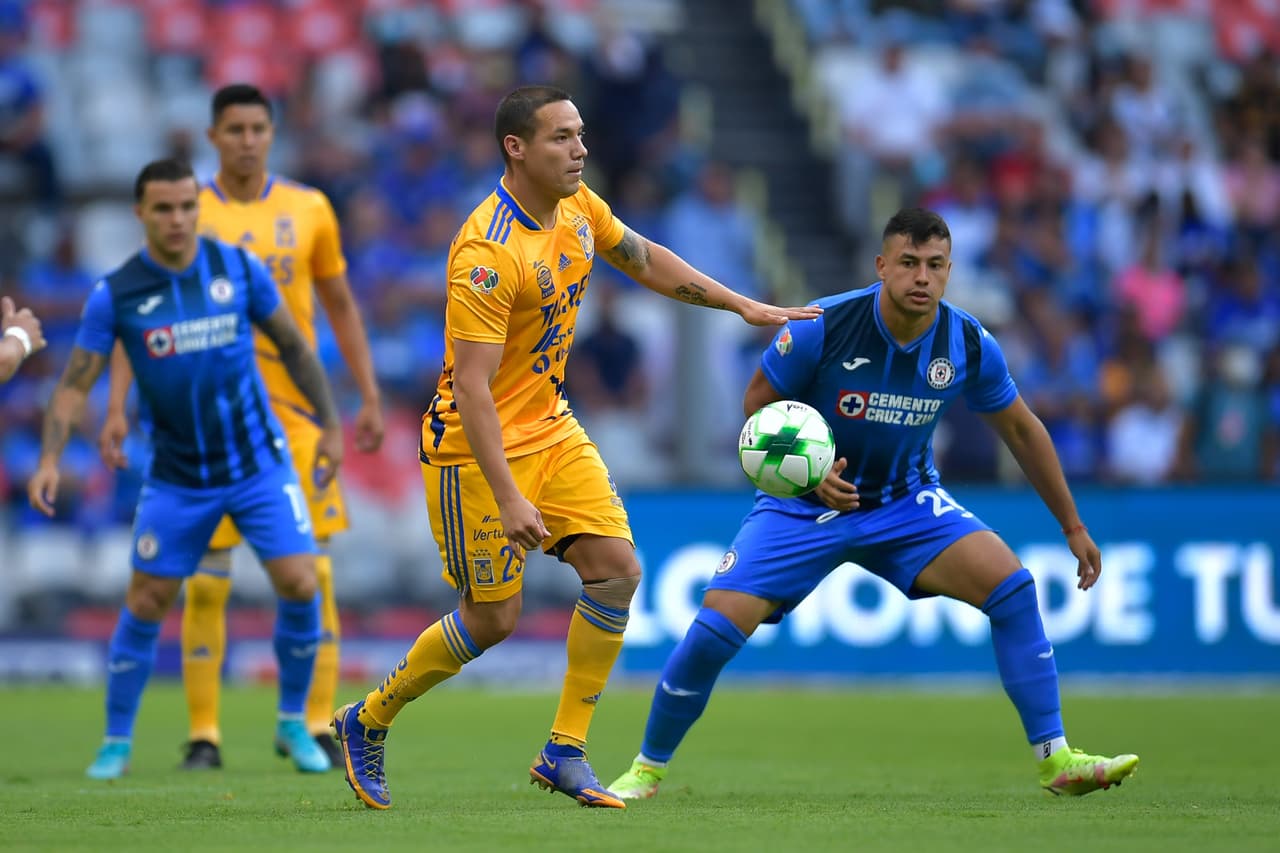 Tigres aprovechó las tímidas intenciones ofensivas de Cruz Azul y se puso en ventaja, la Máquina celeste intentó reaccionar en el segundo tiempo pero no le alcanzó para emparejar y el equipo del Piojo se llevó la ventaja.