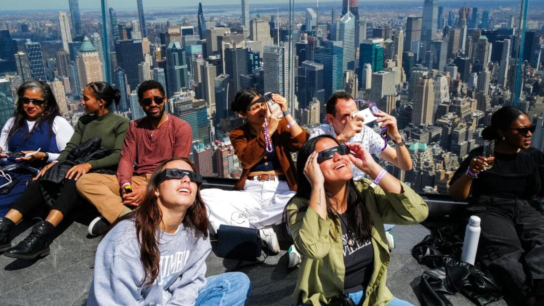 El observatorio de 
<b><a href="https://www.univision.com/local/nueva-york-wxtv/localisimo/observatorio-edge-vista-gratis-piso-100-nacidos-29-febrero" target="_blank">The Edge</a></b> también lució abarrotado de persona.