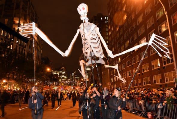 Varios carros alegóricos participaron en el desfile, entre los que destacó uno rotulado con el nombre ''La Calaca'', que llevaba una docena de personas disfrazadas como calaveras mexicanas.