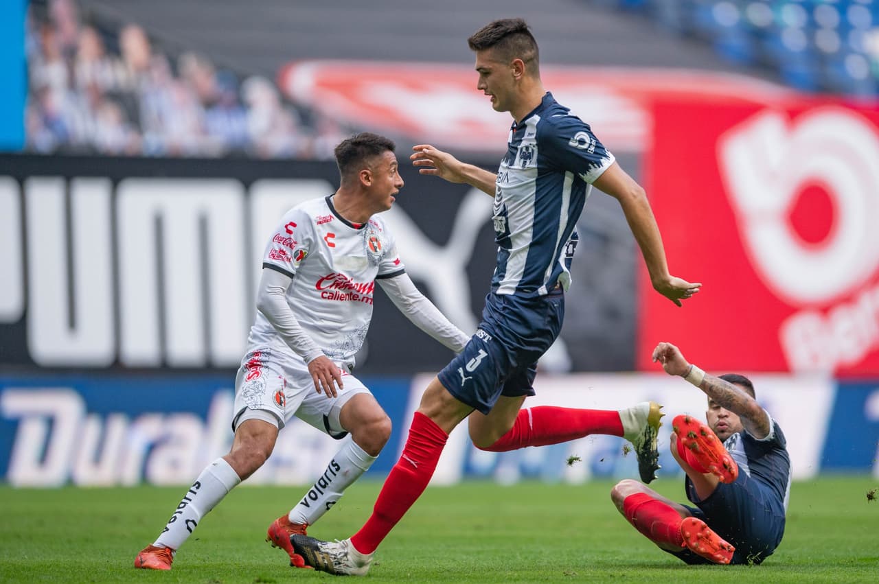 En un duelo muy cerrado, las anotaciones de Maxi Meza y Mauro Manotas hacen que Monterrey y Tijuana dividan los puntos. Los regios acumulan una racha de tres encuentros sin poder ver la victoria. Con el empate Xolos se mantiene en la cuarta posición de la tabla con 13 unidades.