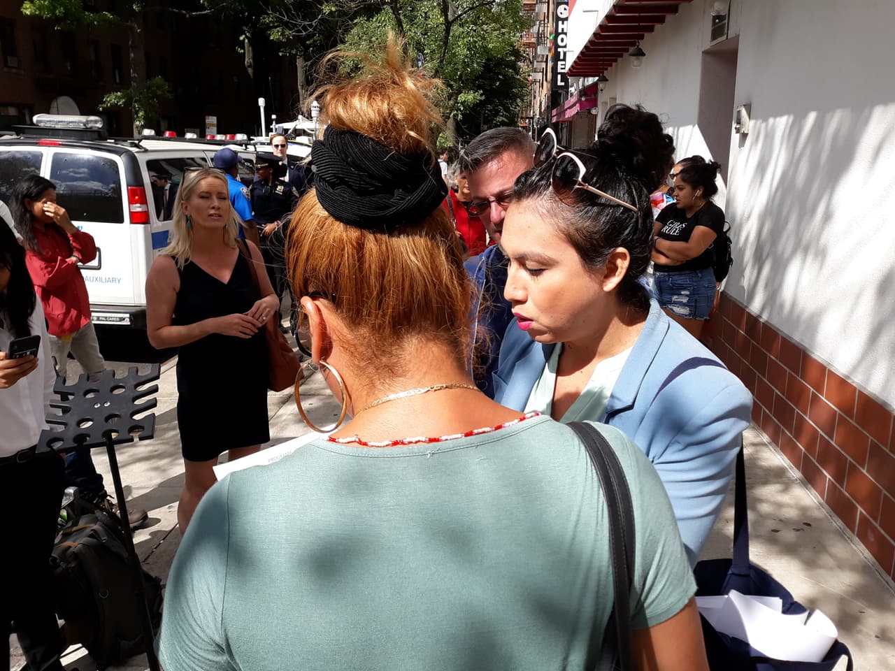 En lugar de hacer algo al respecto, a Alberto Cruz y Daniel Domínguez por el contrario se les solicitó que se retiraran del lugar.