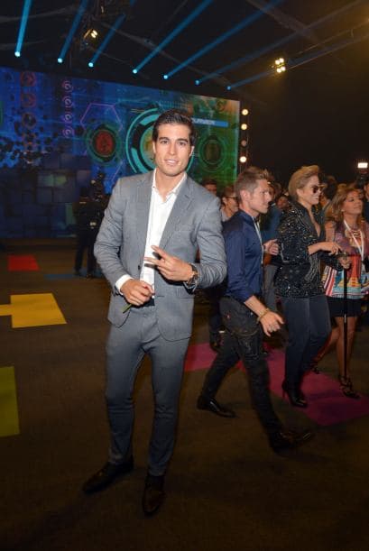 Como siempre, el talento de Univision llegó en grande a la alfombra de Premios Juventud. El azul, los colores vivos y la moda veraniega predominó.