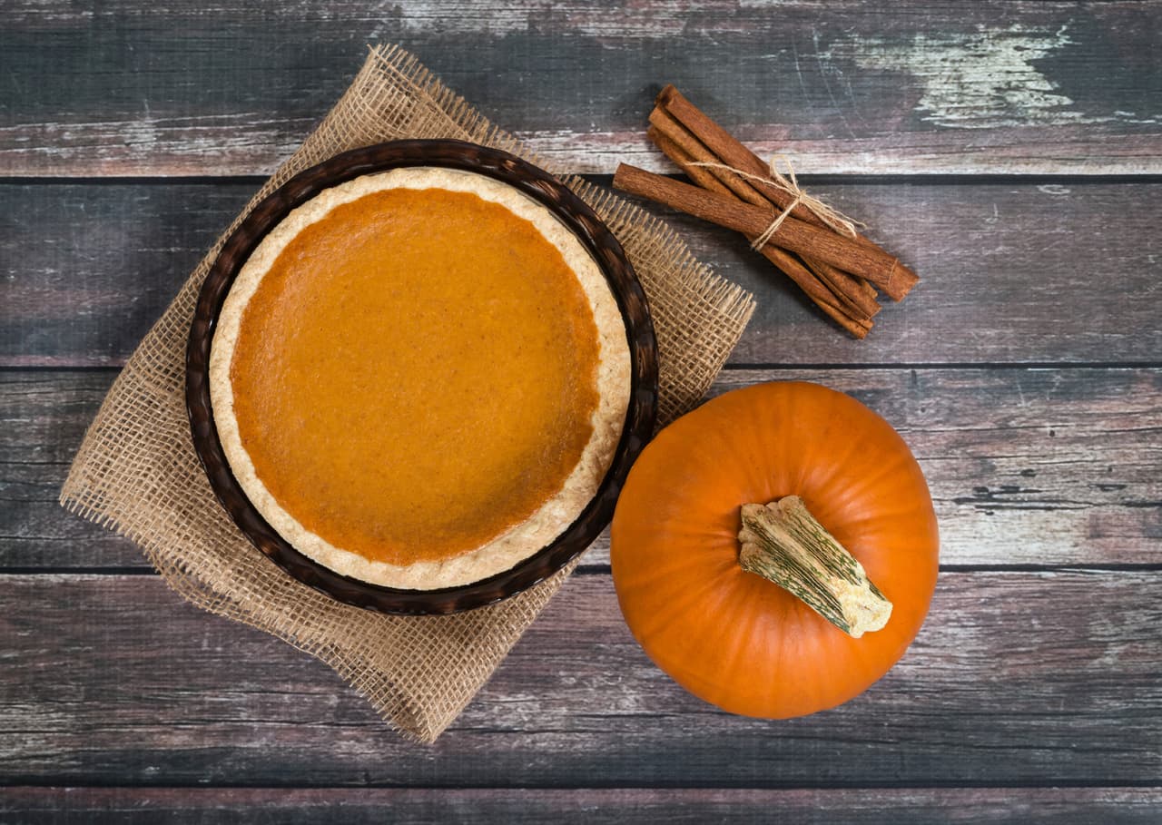 El postre por excelencia de la otoñal cena de Thanksgiving es el pie de calabaza. (¡Y vaya si funciona como recordatorio de todo lo que hay que agradecer!).