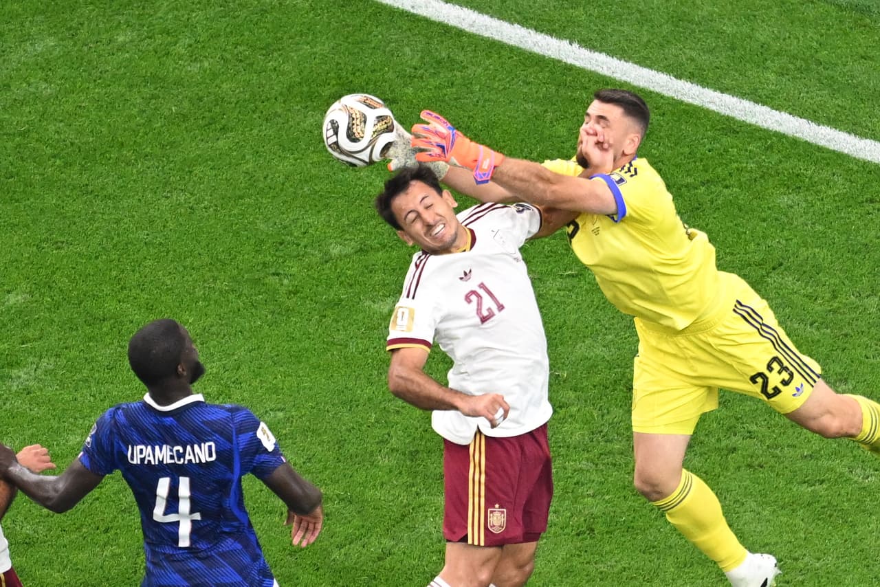 El portero de España, Unai Simón (23), y Mikel Oyarzabal (21) intentan despejar el balón de su portería por encima del francés Dayot Upamecano (4) durante el partido de semifinales de la Copa del Mundo en Arlington, Texas, cerca de Dallas, el martes 14 de julio de 2026.