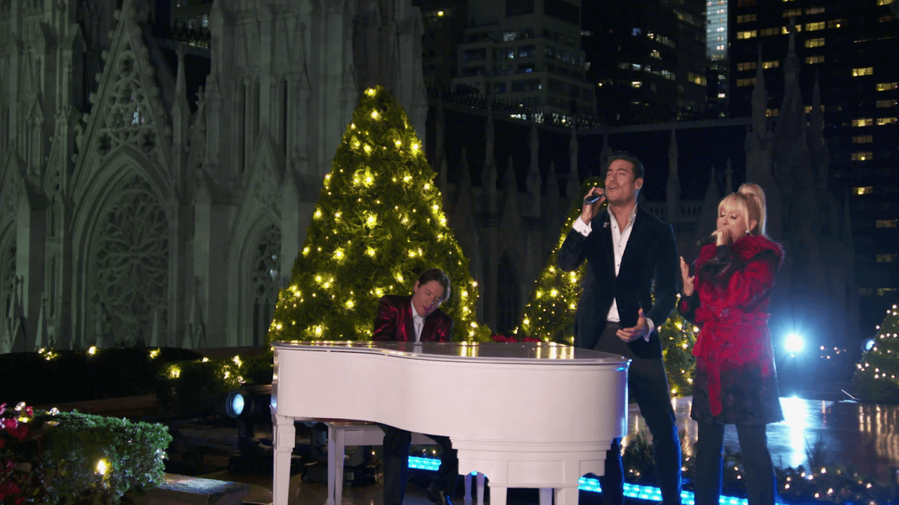 Carlos Rivera, Yuri y al piano Arthur Hanlon, nos regalaron una versión increíble del tema 'Noche de Paz'.