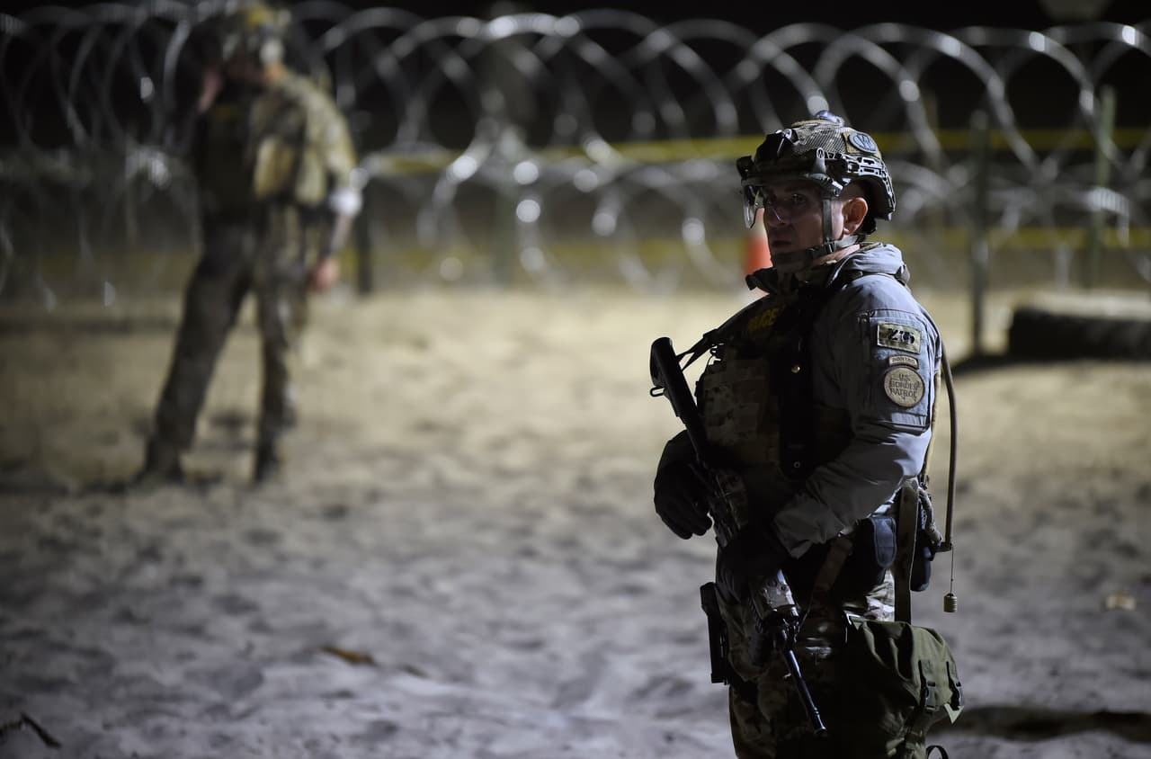 En el Parque de la Amistad desde hace dos días varios viajantes se han trepado en la valla e intercambiaron algunas palabras con los agentes de la Patrulla Fronteriza.