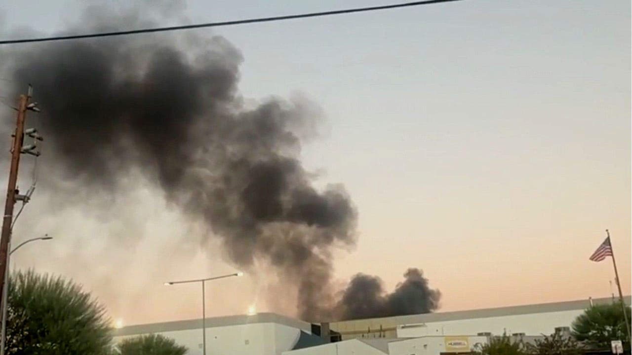 Un helicóptero se estrella en Chatsworth a pocas cuadras del accidente entre autobús y camioneta