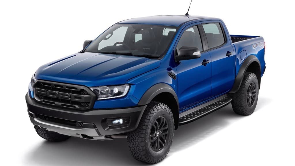 Las
<b> medidas de esta Ford Ranger Raptor son:</b> 74 pulgadas (1873 mm) de alto, 86 pulgadas (2,180 mm) de ancho y largo de 212 pulgadas (5398 mm). Tiene una altura libre al suelo de 11 pulgadas (283 mm).