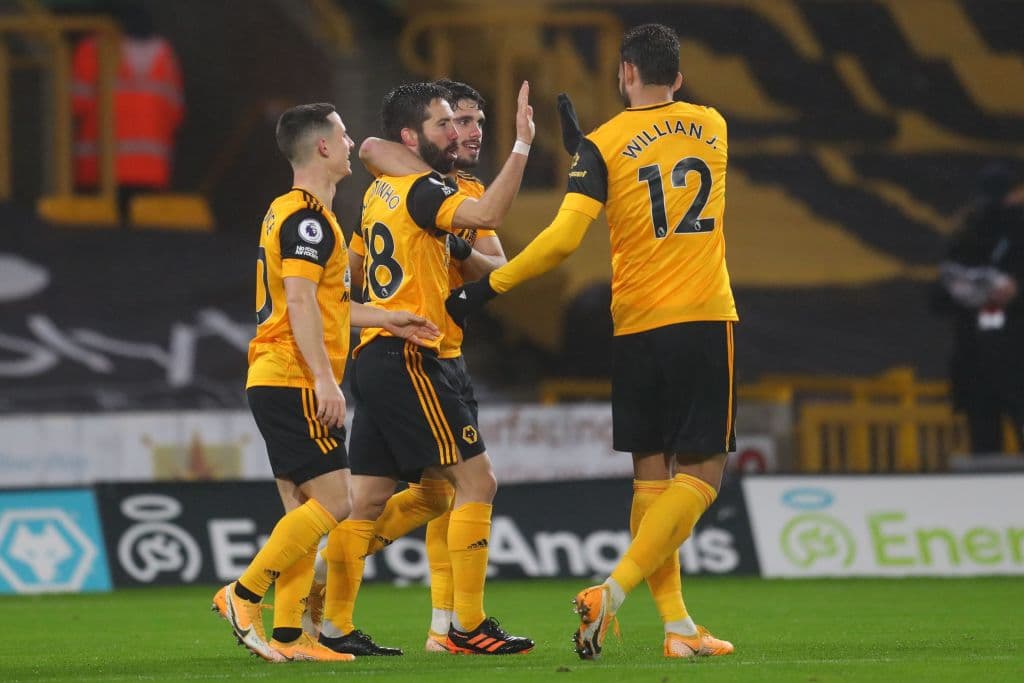 Pépé (32’) adelantó a los de Arteta, pero la ventaja duró poco; Neves (45+5’) emparejó los cartones desde los once pasos; David Luiz (45´3’) saldría explusado. Iniciando la parte complementaria, Moutinho (49’) marcó para darle vuelta al marcador. Leno (72’) dejó al Arsenal con nueve hombres. Los Wolves recibirán al Leicester City y Arsenal visitará a Aston Villa en la siguiente jornada de la Premier League.