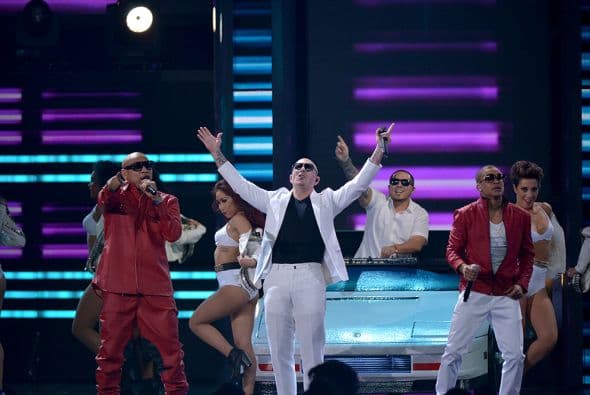 Los cantantes nos regalaron los temas 'Yo quiero' y 'Oye loca, ven pa’ca' con un deslumbrante número musical.