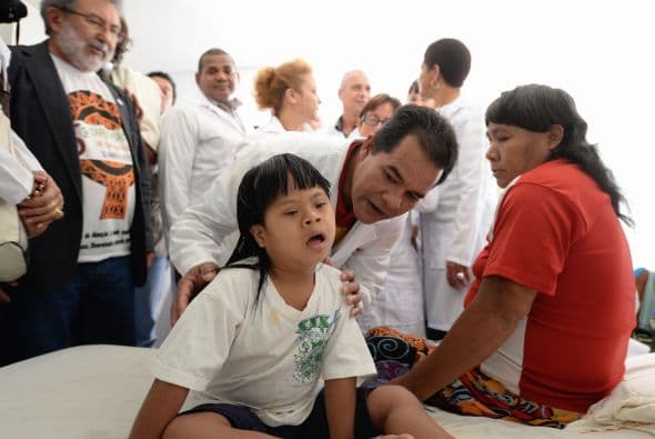 Jorge Giménez desconoce cuáles protocolos académicos rigen la clase médica en la Cuba de hoy. “No sé qué calificación tendrán los médicos que van hoy a trabajar en otros países, ya hace 12 años que salí de Cuba”, expresó durante la entrevista. En la foto, los médicos cubanos en la primera visita al centro indígena.