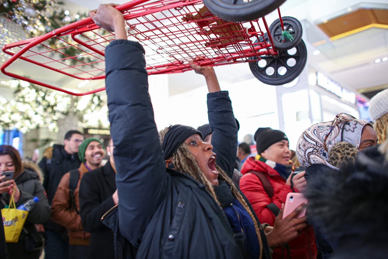Una mujer levanta un carrito de compras al llegar a la tienda de Macy's en la Calle 33 de la ciudad de Nueva York.