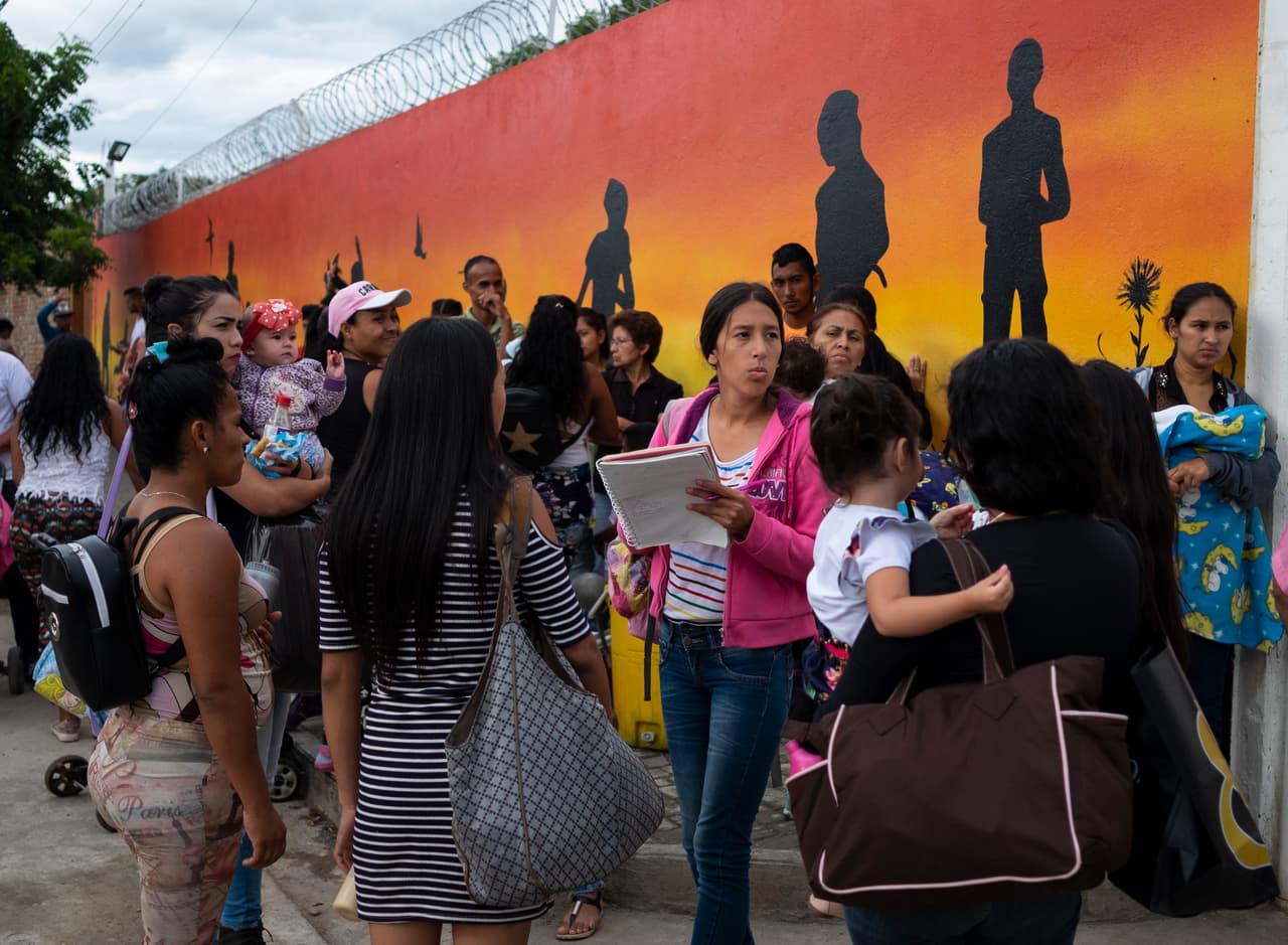 Un grupo de mujeres se agolpa a las afueras del centro de salud Las Margaritas en La Parada, Colombia, junto al puente fronterizo "Simón Bolívar" que conduce a Venezuela.