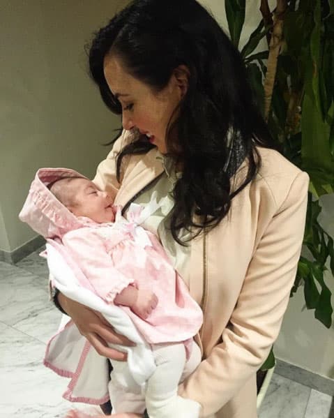 "Definitivamente nada me llena más cómo estar con ella. Te amo", este es el tipo de mensajes que podemos leer en la cuenta de Instagram de la feliz madre primeriza.