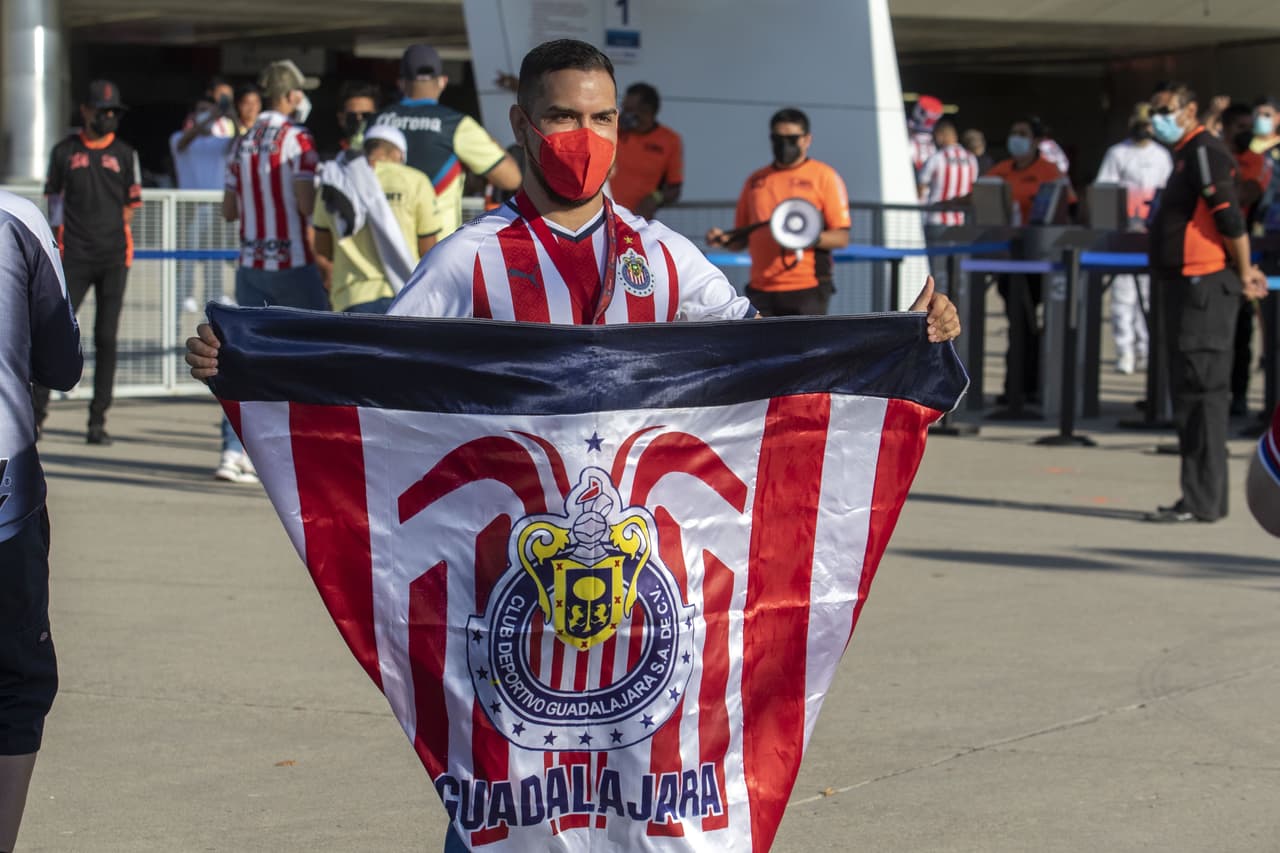 Los afortunados aficionados que consiguieron boleto para el partido más esperado de la temporada regular, comienzan a tomar sus lugares en el Estadio Akron a minutos del pitazo inicial.