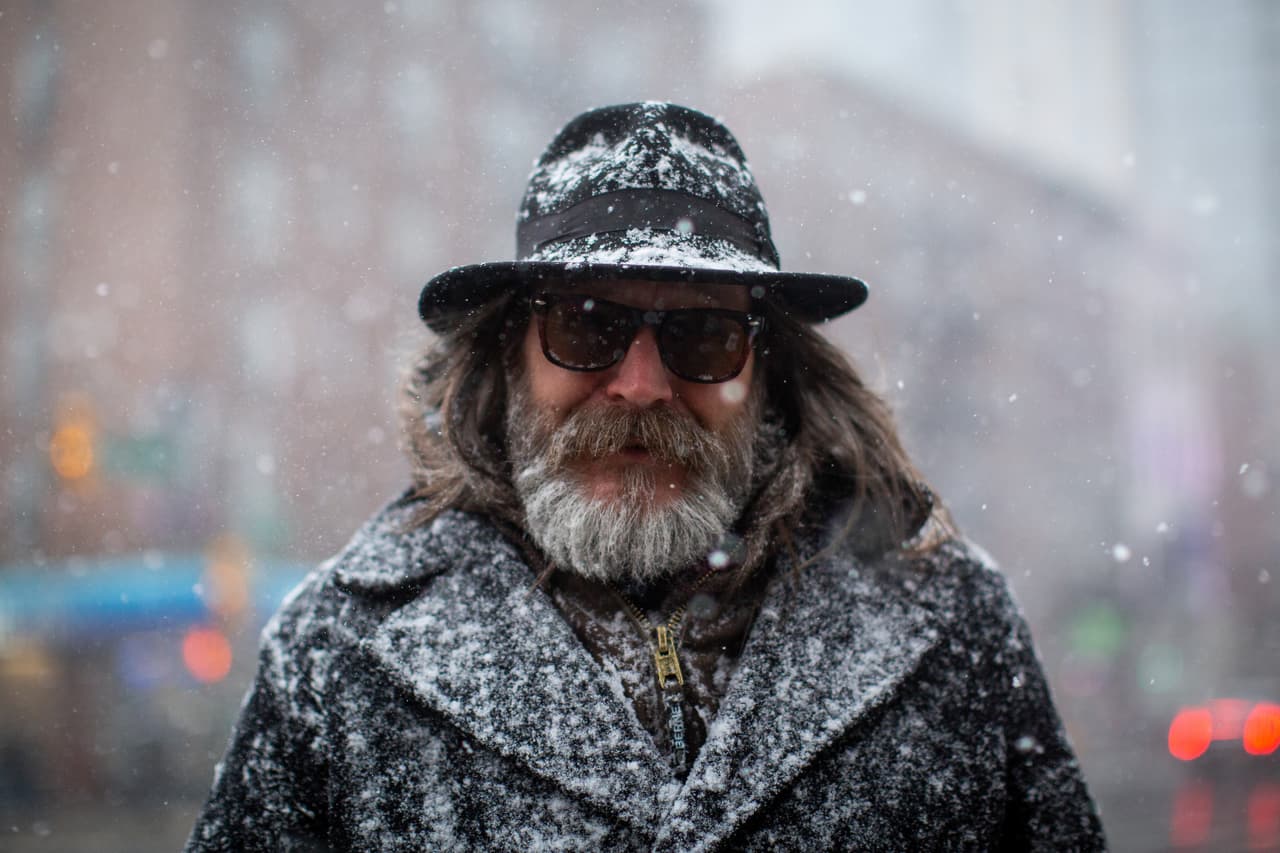 Un hombre cubierto de nieve en Manhattan, Nueva York.
