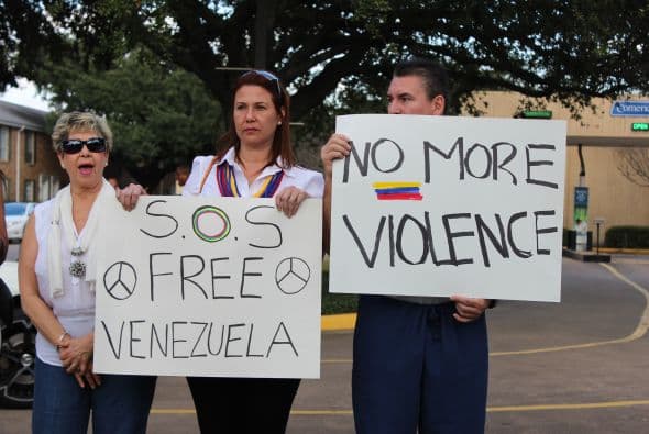 A cantos y gritos pidieron paz y libertad en la calle Westheimer, una de las más transitadas de Houston. 