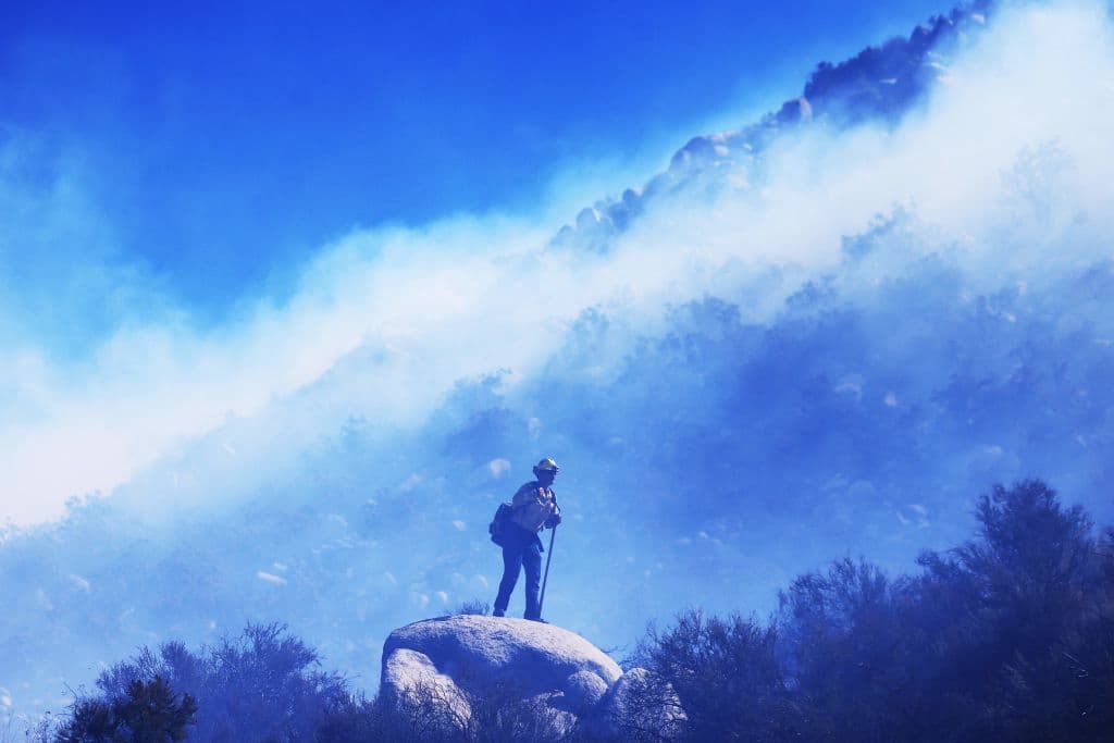 Más de 4,000 residentes en la zona recibieron una orden de desalojo el lunes y otros tantos tuvieron que tomar acción este martes ante la extensión de las llamas hacia el oeste.