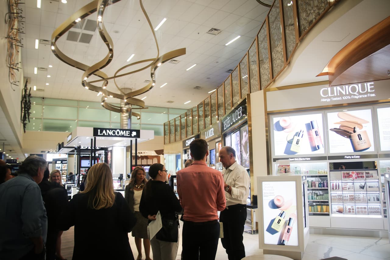 La tienda se ubica en las puertas D22 y D23 del aeropuerto, sede de la aerolínea American Airlines.