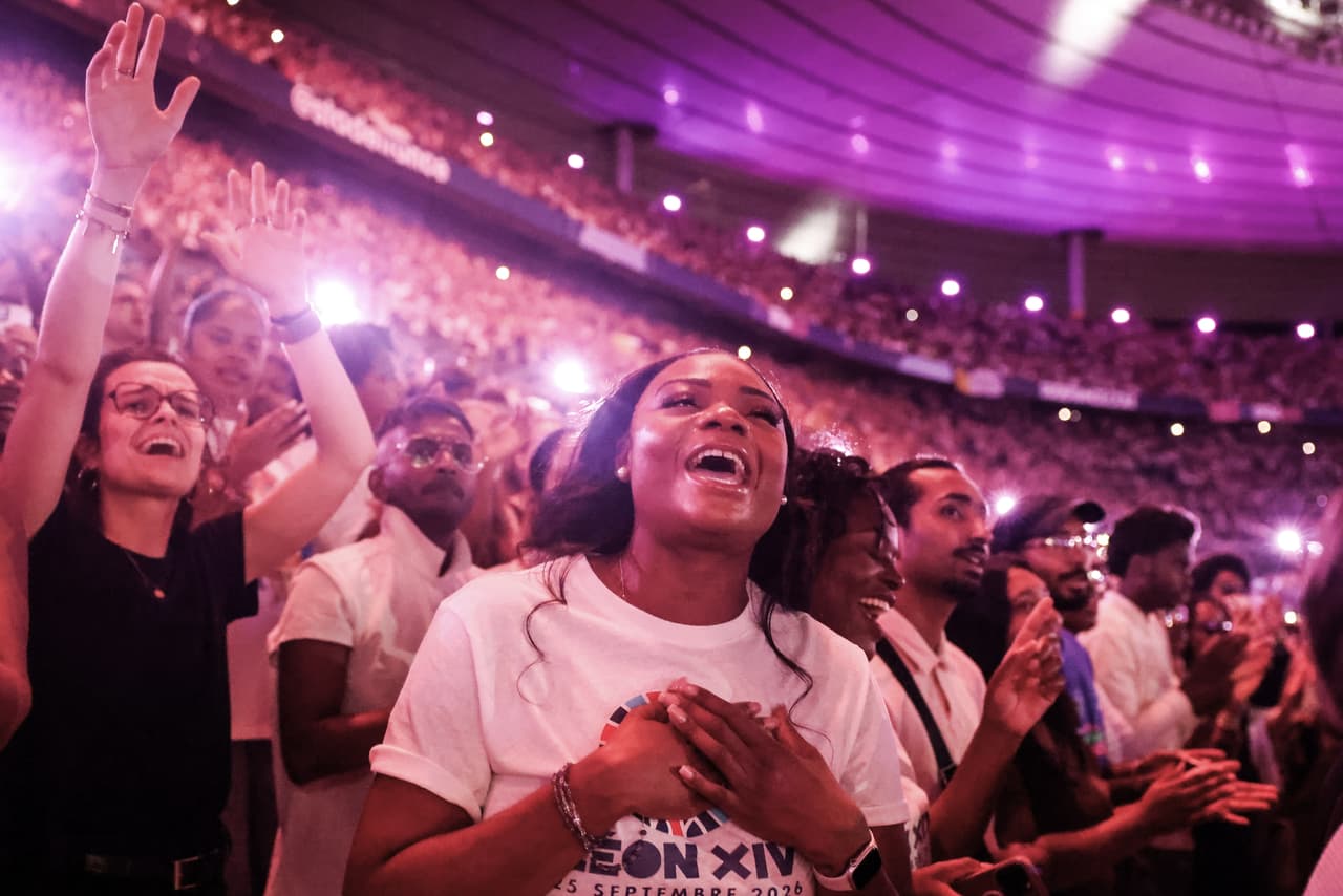 Fieles aclaman al papa León XIV en el Stade de France en Saint-Denis, cerca de París, durante una vigilia de oración con jóvenes, el viernes 25 de septiembre de 2026.