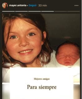 La hija mayor de la pareja posteó fotos de ellas juntas en diferentes edades. En esta foto se puede ver a Antonia a los 4 años cargando a su hermanita recién nacida.