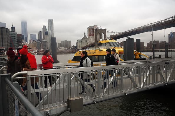 Algunos usuarios del taxi acuático pagan $5 por boleto.