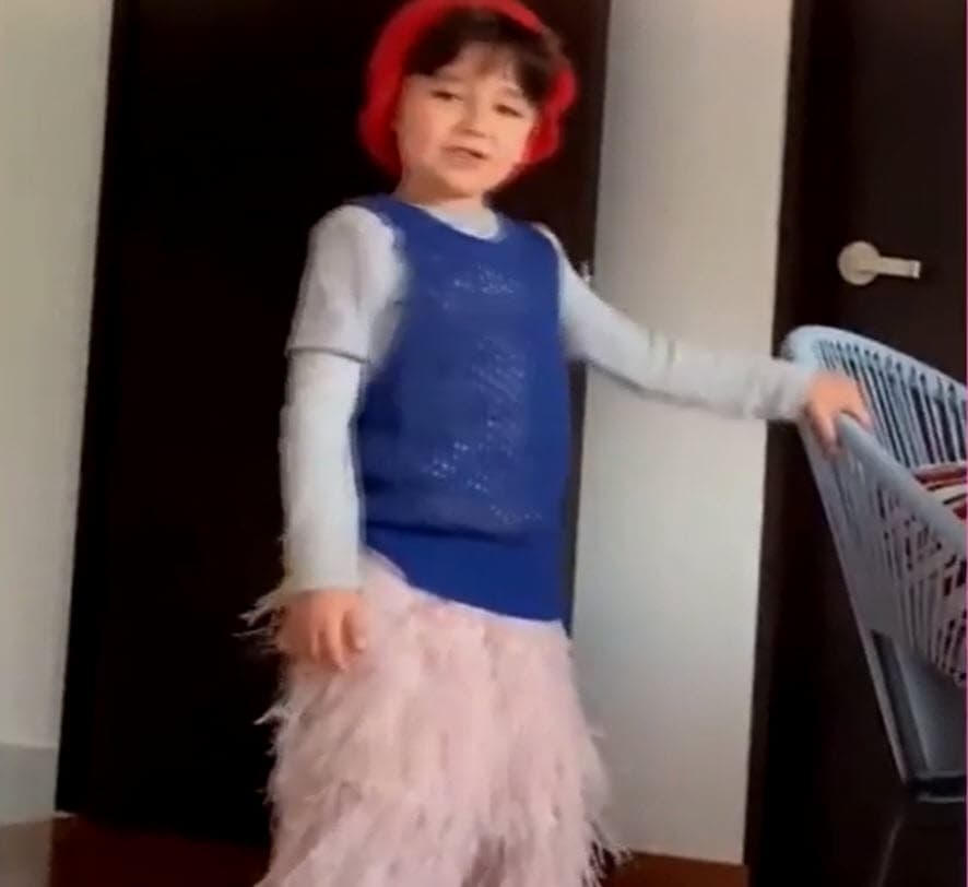 Fue en un encuentro con la prensa este 5 de abril que la actriz recordó cuando captó a su primogénito haciendo una serie de imitaciones en las que se valió de todo, hasta de usar faldas y zapatos de mujer.