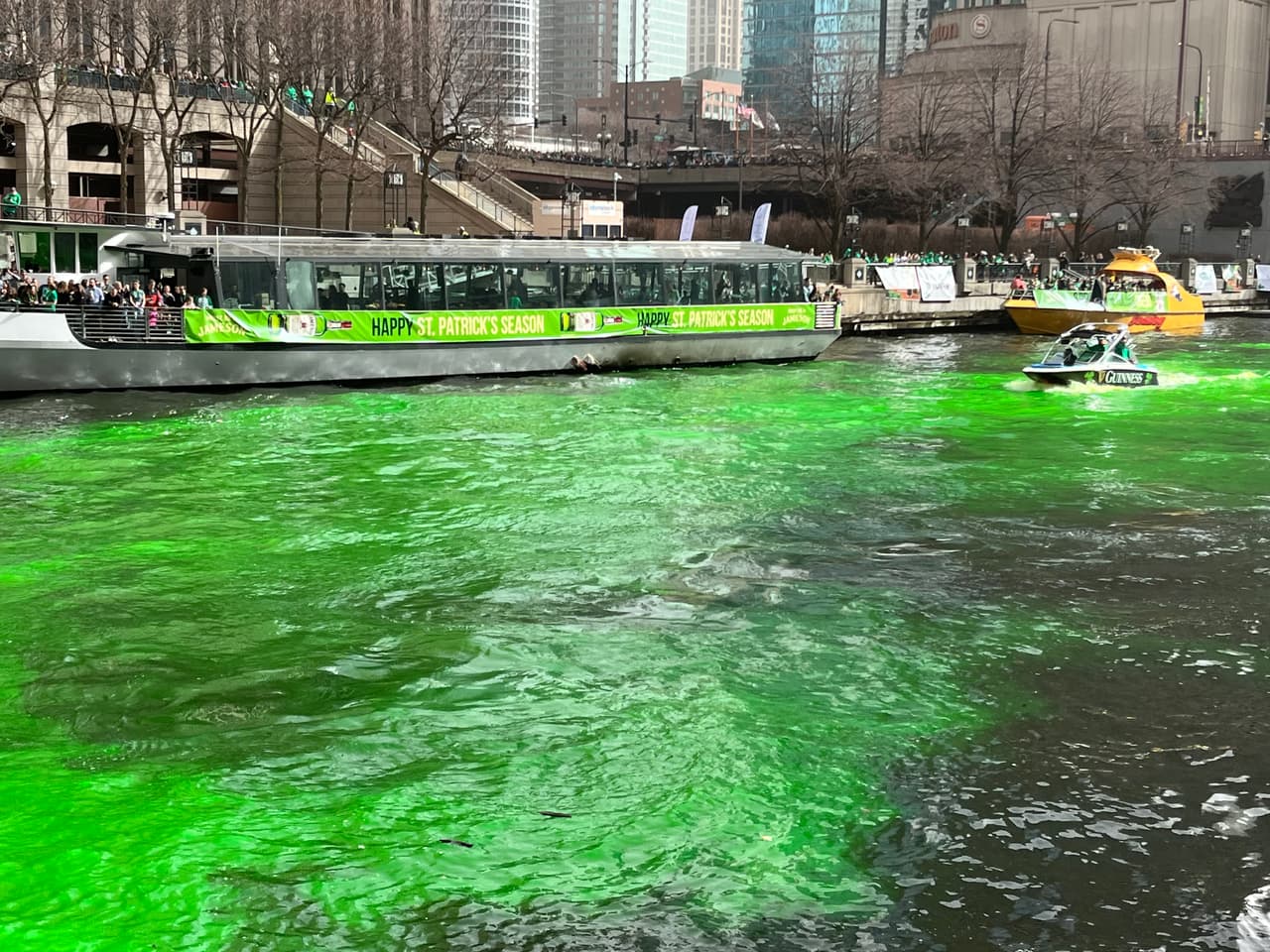 El teñido comenzó alrededor de las 10:00 de la mañana de este sábado 15 de marzo, en el cruce de las cales Columbus Drive y Orleans Street.