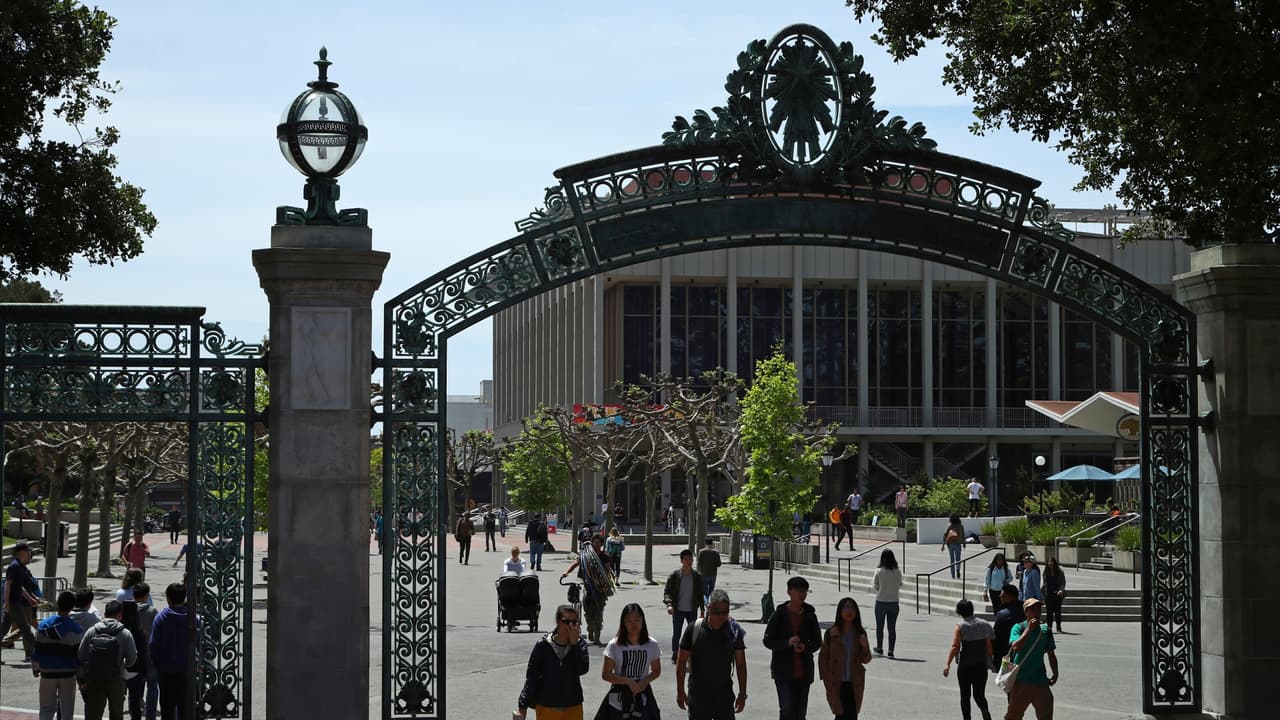Demandan a Universidad de California por supuesta discriminación racial en proceso de admisiones
