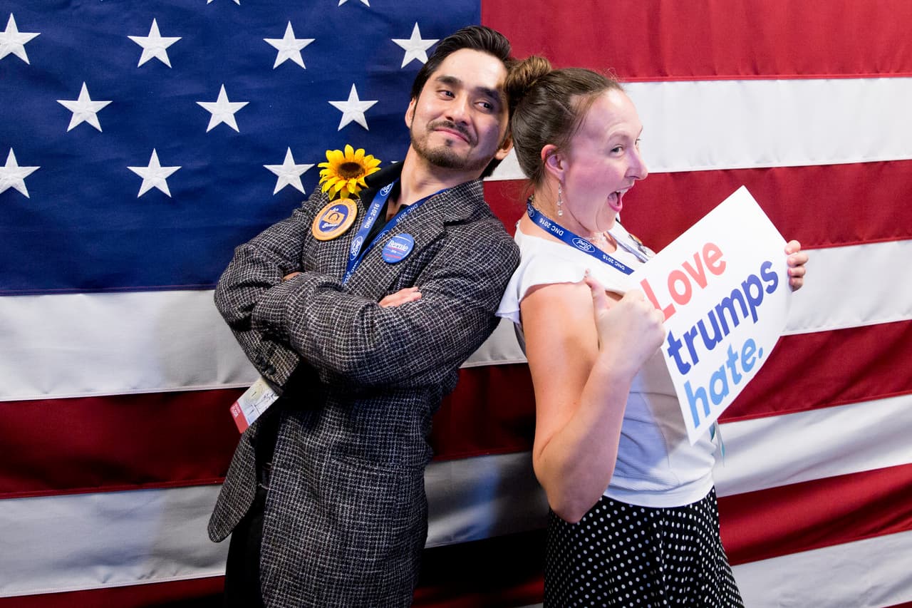 Shaher Ibrahimi, de origen afgano, delegado demócrata por el estado de Kansas, junto a su novia Corey Weibel, en la convención de Filadelfia.