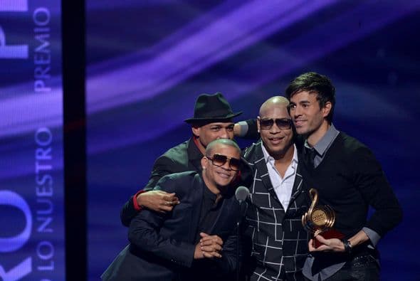 Enrique Iglesias no quería recibir solo el premio, por lo que llamó al escenario a sus amigos Descemer Bueno y Gente de Zona.
