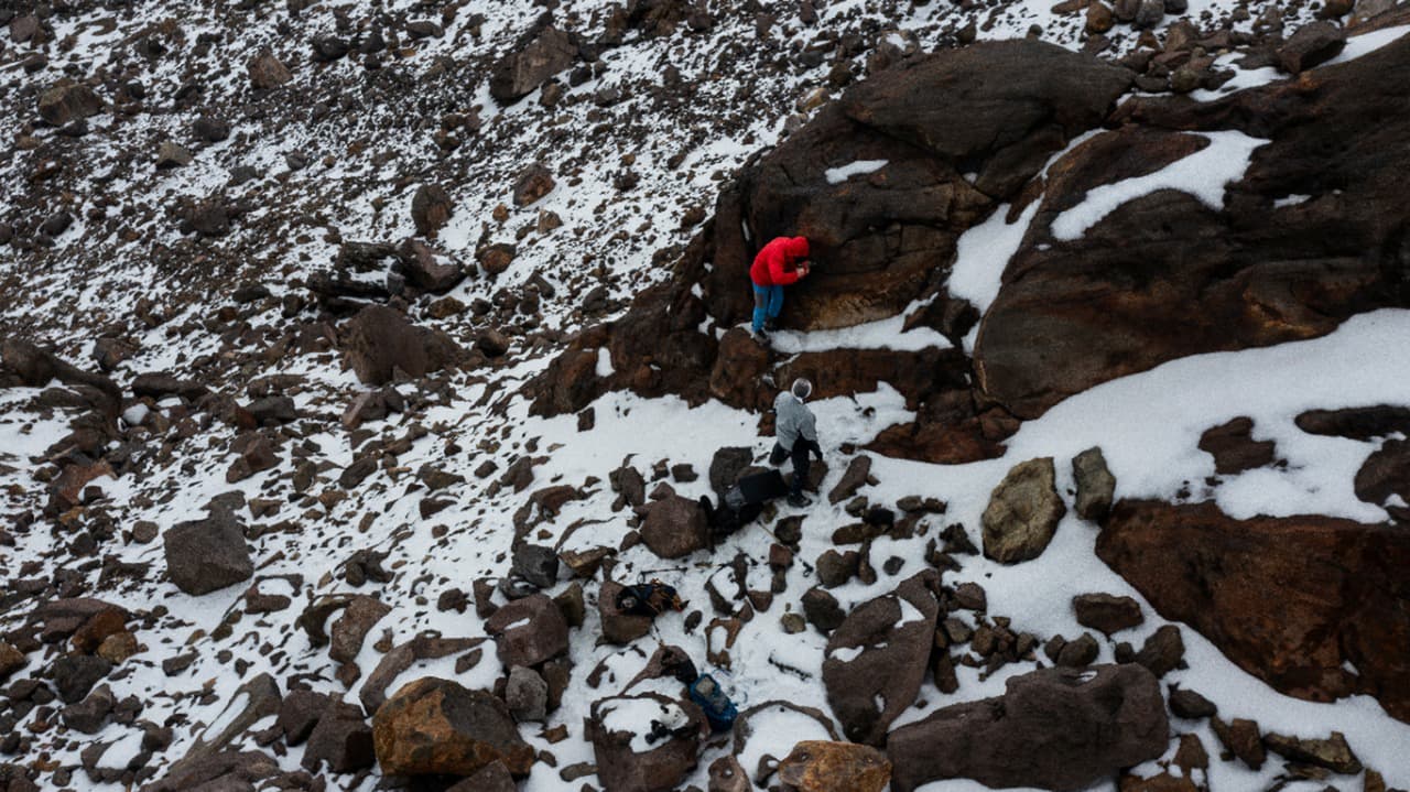 Para hacerlo, los expertos escalaron hasta la cumbre del volcán 
<b>Iztaccíhuatl</b> a 4,626 metros sobre el nivel del mar, y colocaron una simbólica placa en el lugar donde 
<b>años atrás se encontraba el glaciar y ahora solo hay rocas.</b>
