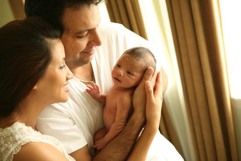 El locutor no podía ocultar su felicidad y así recibió junto a su bella esposa,
<b><a href="https://www.univision.com/temas/argelia-atilano">Argelia</a></b>, a su primer hija,
<b>Camila</b>.