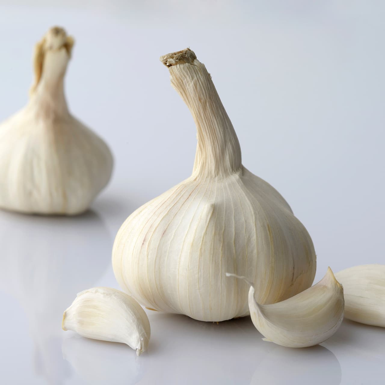 Puedes cargar con un diente de ajo en tu bolso o dentro de una bolsita de fieltro o similar, si no te encanta la idea de andar con su particular olor por todos lados.