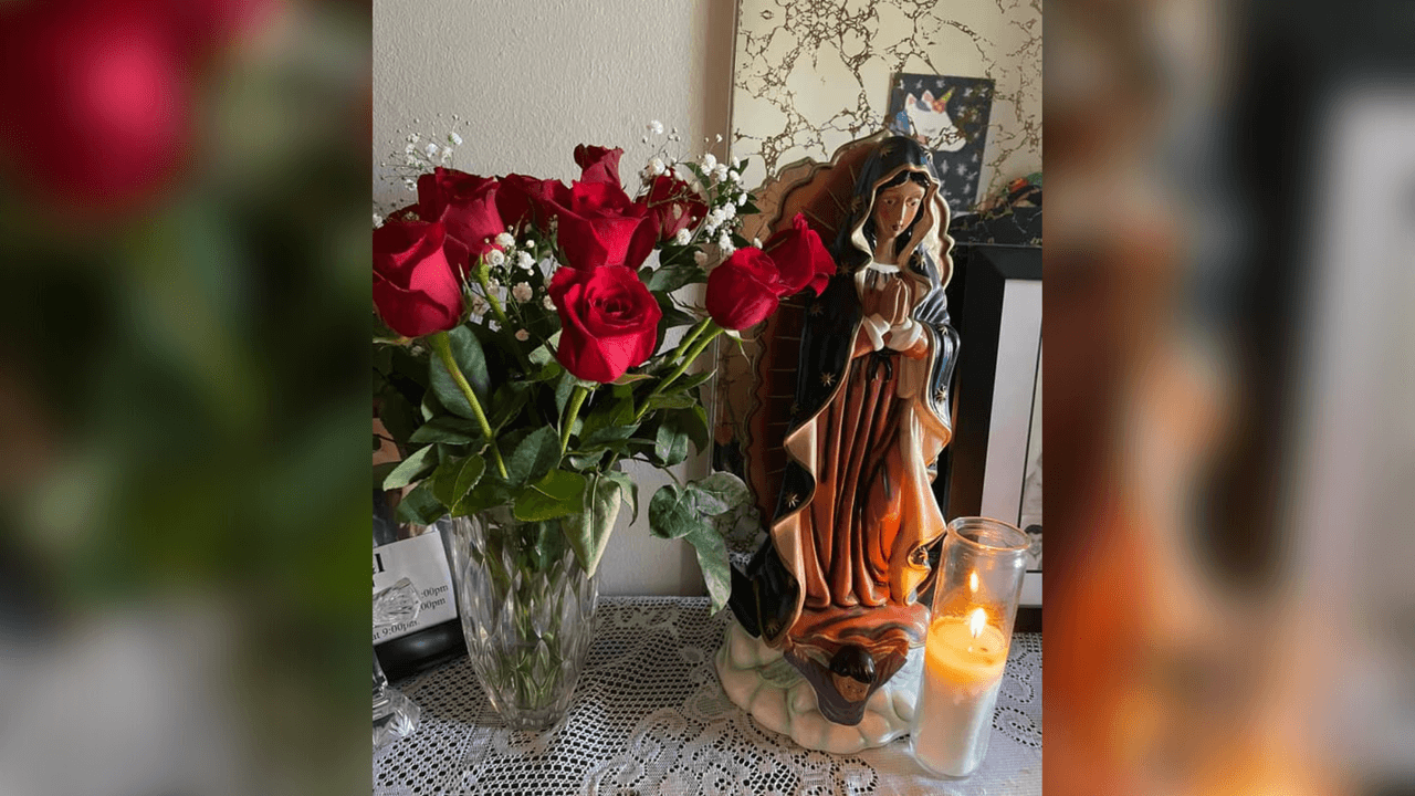 Así se ve otro altar, con rosas para la Virgen.