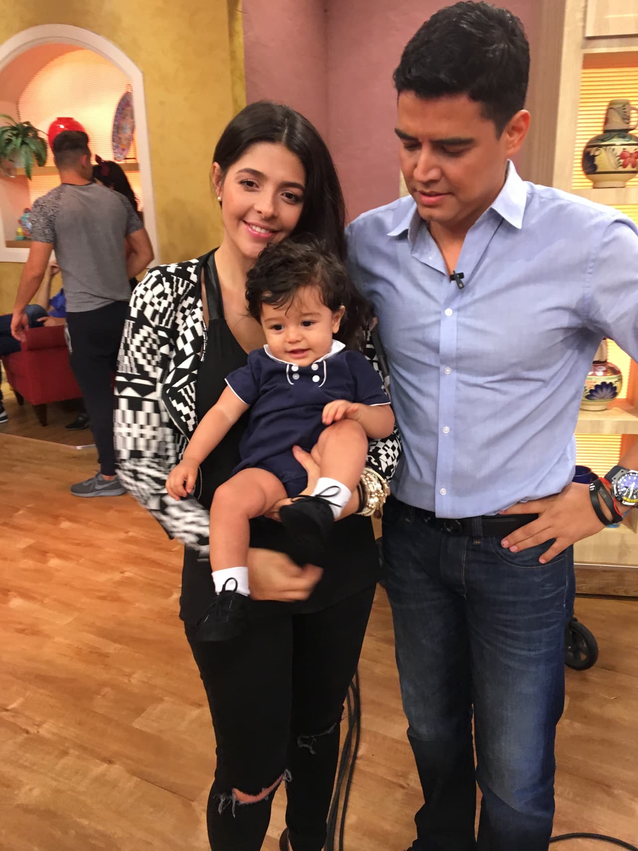 Baby Joshua llegó de muy buen humor y acompañado de su mami, Catalina Mesa.