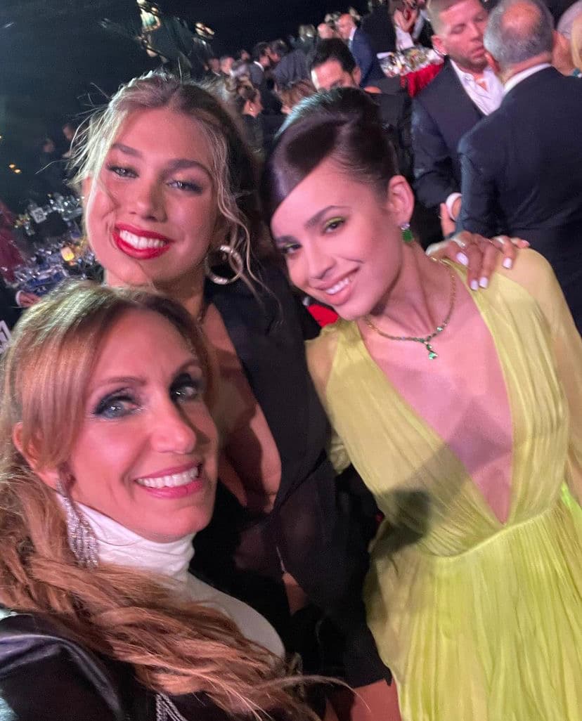 Pero eso no fue todo, también se tomaron fotos con la actriz Sofia Carson y Carlos Vives.