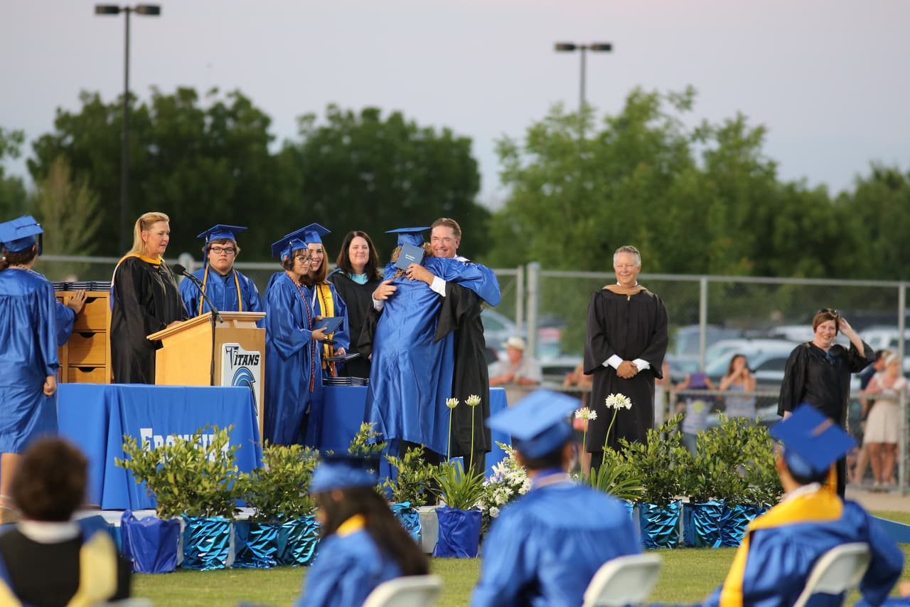 Joseph rodeado de sus compañeros y personal escolar.