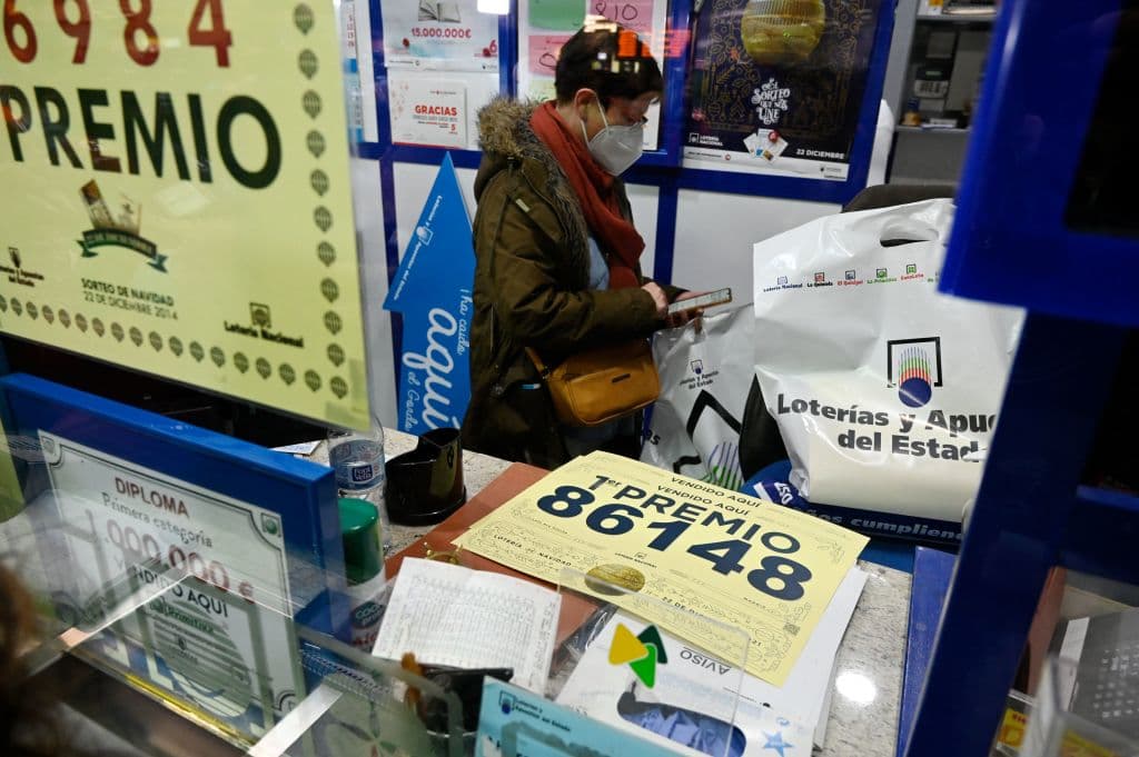 "No conocía las lágrimas de alegría": mujer que pedía para comer gana más de $1.2 millones en la lotería