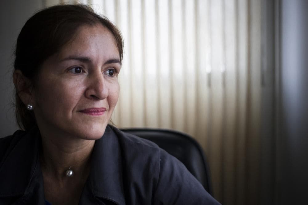 <a href="https://www.univision.com/noticias/en-primera-persona/mi-marido-murio-cuando-intentaba-matarme-y-me-mandaron-a-la-carcel"><b>Lucía Sandoval estuvo a punto de ser asesinada por su pareja tras denunciarle por malos tratos.</b></a> Durante un forcejeo, sobrevivió a un disparo que terminó matándolo a él. Tras casi cuatro años en prisión preventiva, fue absuelta y salió de la cárcel. Esta paraguaya dedicó sus años en prisión a estudiar derecho. Ahora ayuda a otras víctimas y lucha por recuperar a sus hijos.