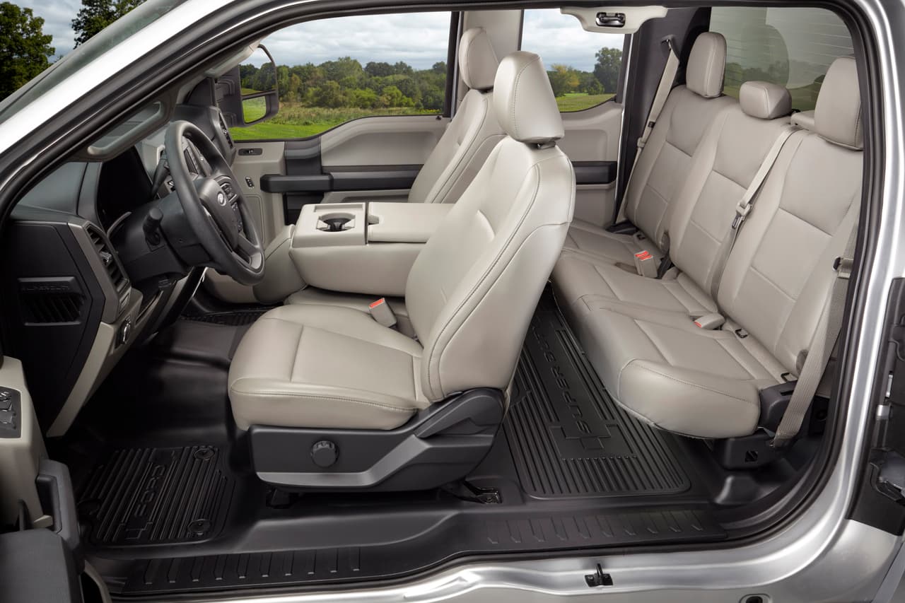 El interior de esta Ford Serie-F Super Duty F-250 XL básica con SuperCab muestra el resistente suelo de hule. La bisagra posterior abre hasta 170 grados para facilitar el ingreso de carga en la cabina.