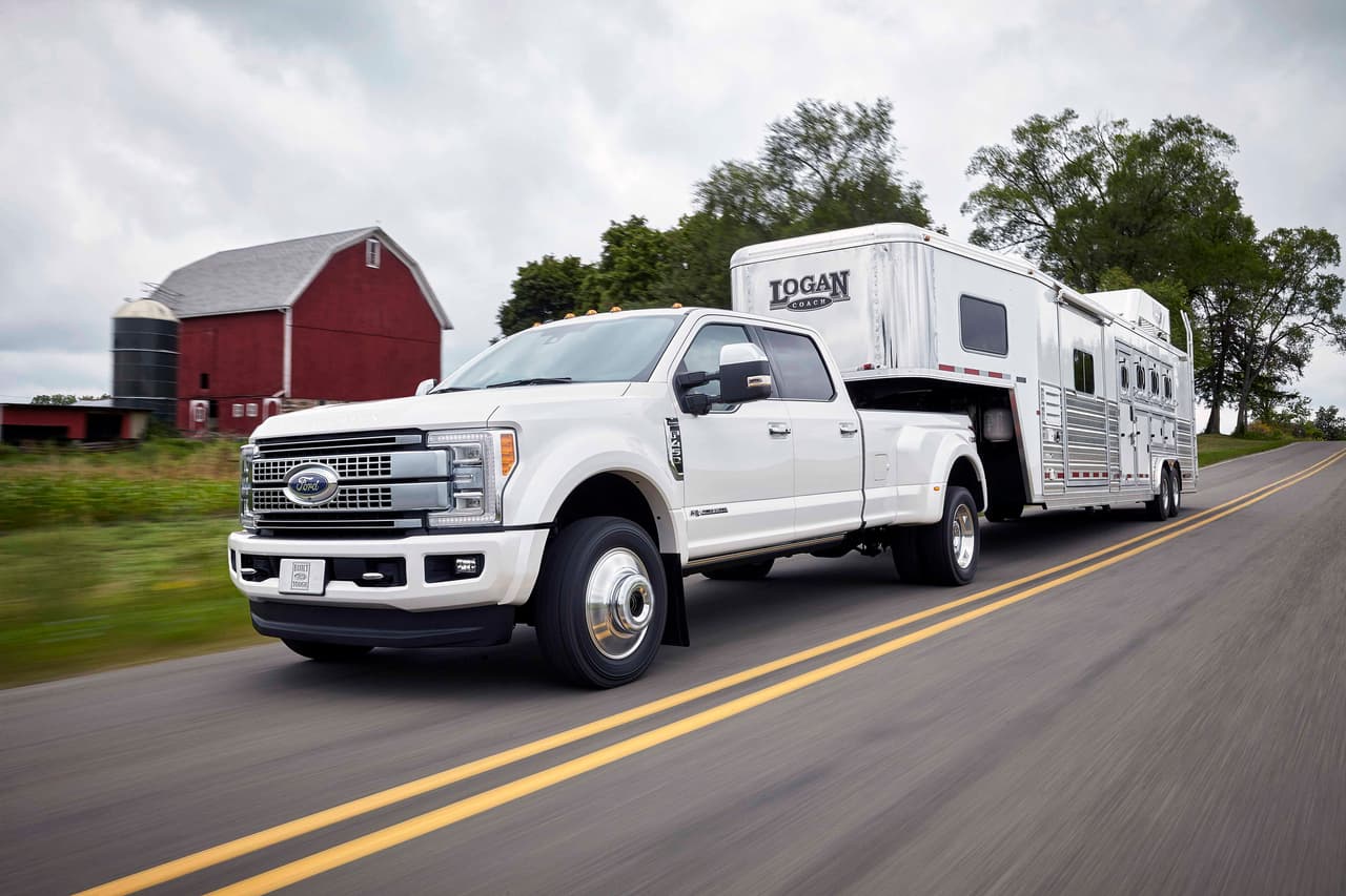 Esta Ford Serie-F Super Duty F450 Platinum 2017 tiene una capacidad de remolque 'Gooseneck' de 32,500 libras. Superando en 1,290 de capacidad a su rival más cercano.