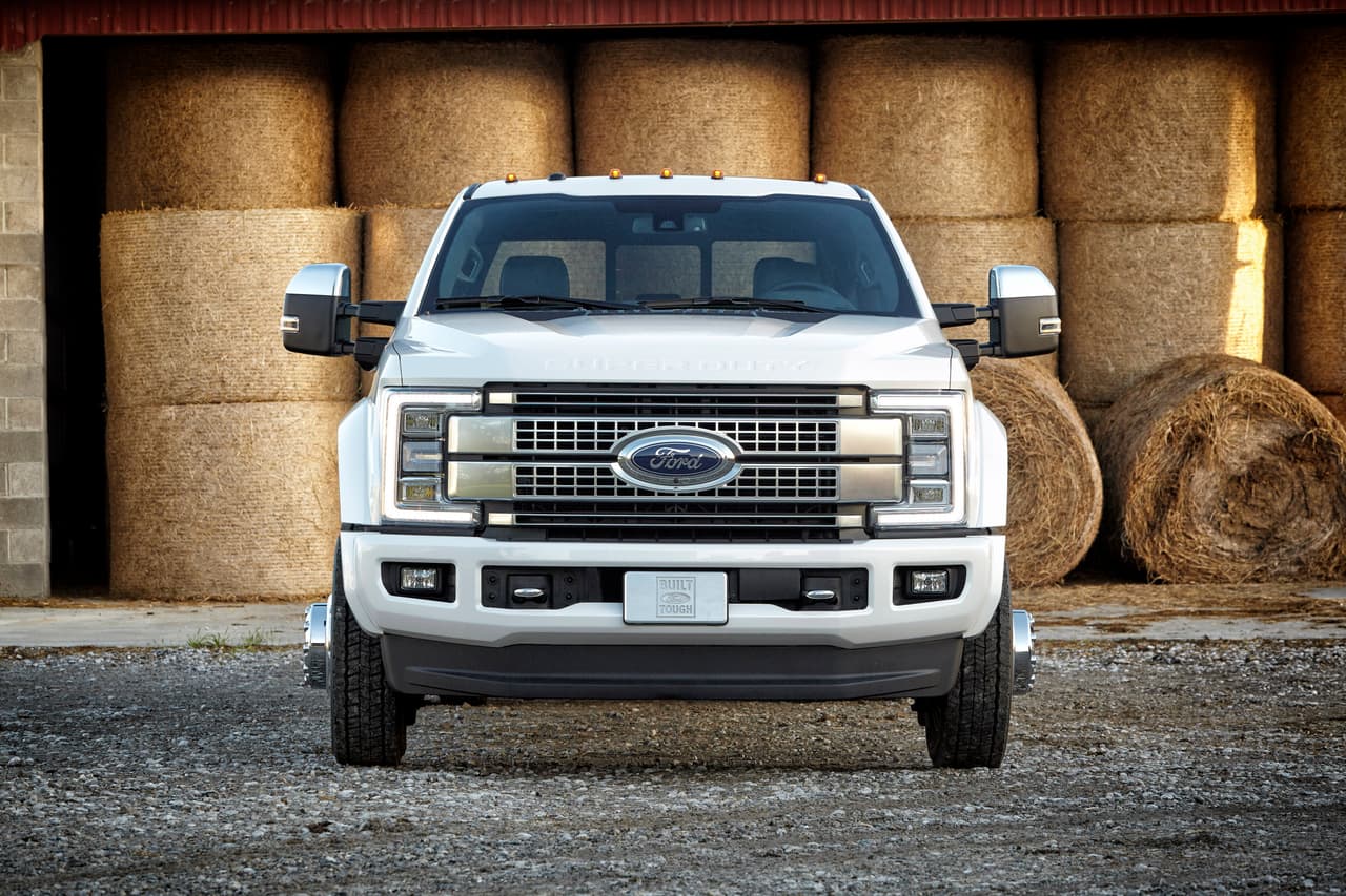 Esta impresionante Ford Serie-F Super Duty F-450 Platinum 2017 es la máxima expresión en capacidad, potencia, capacidades y lujo de toda la Serie-F.