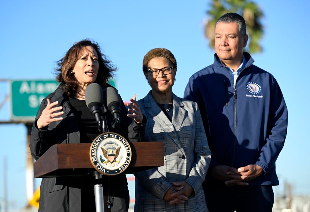 Al destacar a los trabajadores en el tramo afectado, la vicepresidenta de EEUU resaltó que todos "entendieron
<b><a href="https://www.univision.com/local/los-angeles-kmex/confirman-incendio-cierre-autopista-10-los-angeles-intencional-fotos" target="_blank"> lo que representa el cierre de la (autopista) 10</a></b> para cualquier persona, a diario. Su compromiso, como servidores públicos y trabajadores unionados, fue hacer las cosas" para lograr su reapertura.