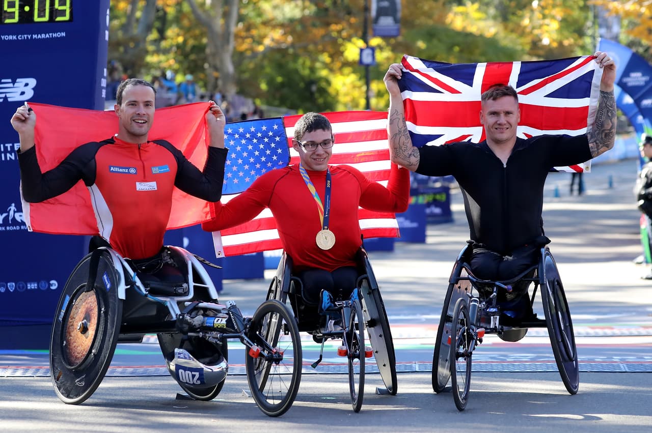 Estos son los tres ganadores de la división masculina en silla de ruedas: Marcel Hug, segundo lugar, Daniel Romanchuk, EEUU, primer lugar, y David Weir, de Gran Bretaña, en tercer lugar en el Maratón de Nueva York 2018.