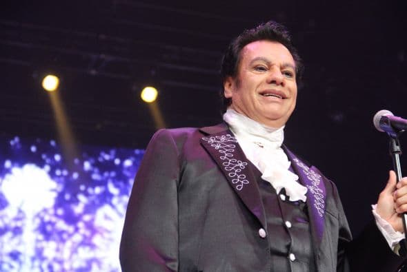 El Divo de Juárez, Juan Gabriel, hizo retumbar Phoenix con su música, su voz y sus bailes, enloqueciendo a miles de fans que llenaron el US Airways Center. Con un "¡Viva México!", Juanga arrancó su gira de conciertos del tour "Volver" ante un auditorio repleto que respondió con la misma pasión. Este ícono mexicano deleitó al público con sus grandes éxitos como "Querida", "El Noa Noa", "Inocente pobre amigo," y "Amor Eterno" entre muchos otros. El cantante se entregó por entero a sus seguidores, quienes cantaron, bailaron, lloraron y hasta aprovecharon para tomarse una selfie en un espectáculo que fue divertido y emotivo a la vez.