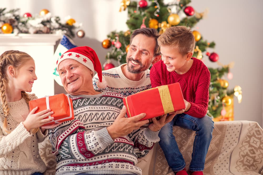 <b>ACUARIO</b>
<br>A ellos les encanta dar y recibir regalos interesantes, novedosos. Realmente no les importa el valor monetario del obsequio porque Acuario es quizás el signo menos materialista del zodiaco. Por eso mismo, pueden tirar la casa por la ventana a la hora de dar un regalo, que ha pensado muy bien por su destinatario. Así que regalarles a ellos puede ser una tremenda misión.